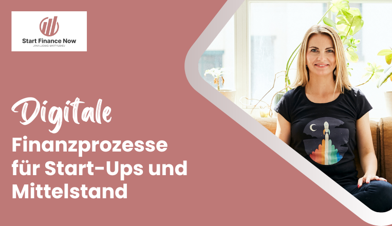 Jana Ludwig-Martyushev, Gründerin von Start Finance Now, sitzt lächelnd auf einem Sofa vor einem hellen Fenster mit Pflanzen — daneben der Schriftzug Digitale Finanzprozesse für Start-Ups und Mittelstand.